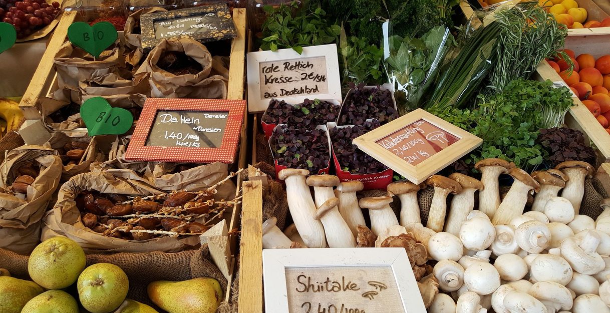 Auswahl von frischem Gemüse auf dem Wochenmarkt